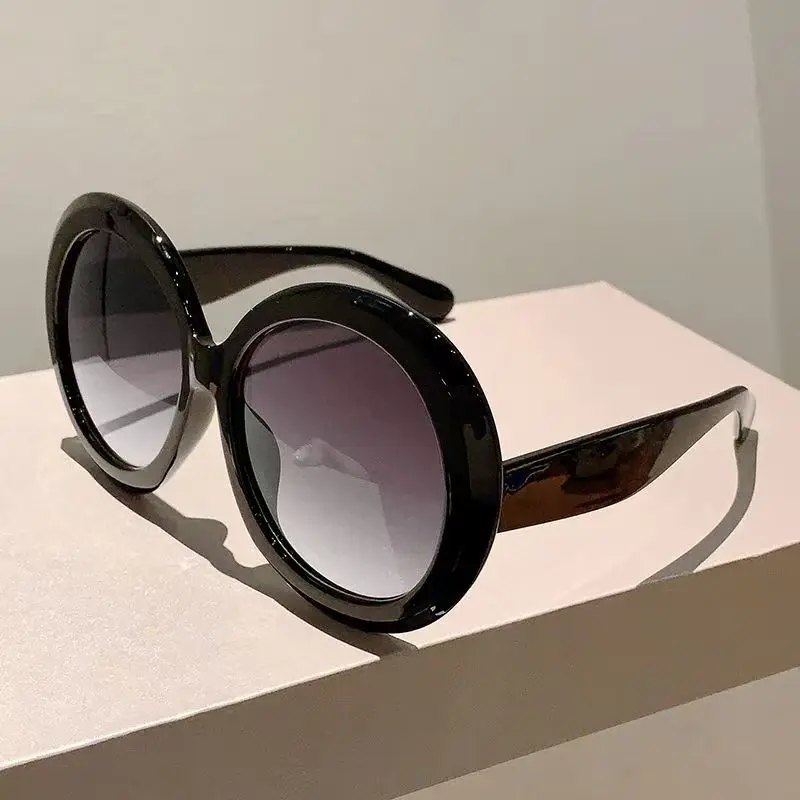 Designer Sunglasses - オーバーサイズのラウンド型サングラス。レディース、メンズ、高級ブランド。大きなフレームのサングラス、ゴーグル型、大判のレンズ。ユニセックスで、サイクリングにも適したアイウェア。