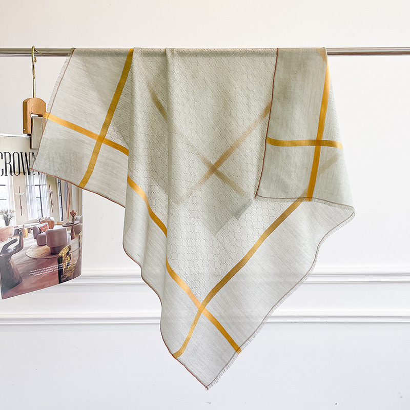 Cashmere Scarf - 100% 純粋なカシミヤスクエアショール淡いセージグリーン斜めゴールドグリッド両面バンダナ女性ミニマリスト旅行高級ギフト