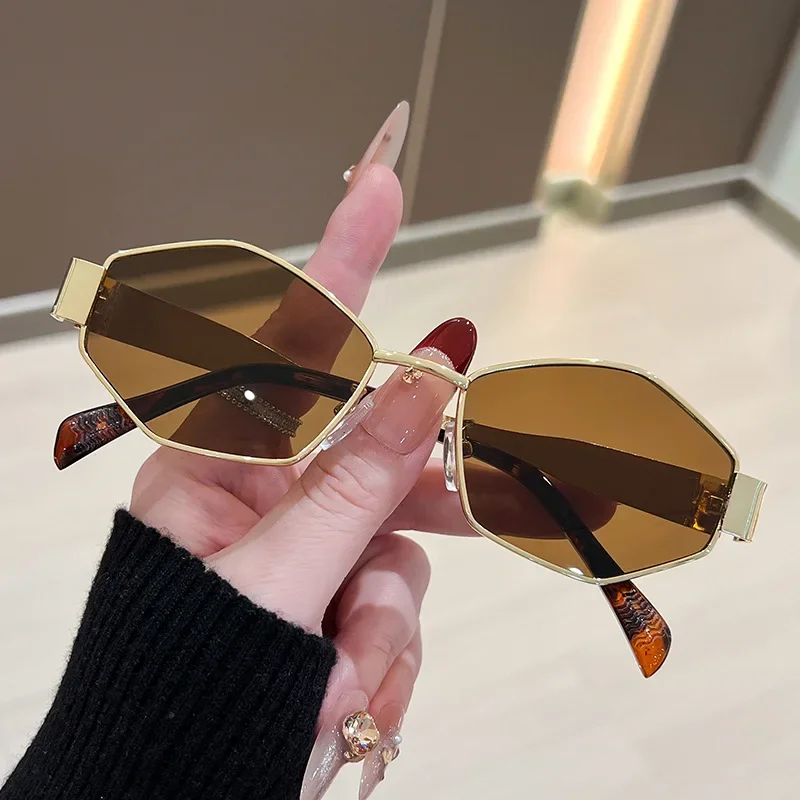 Designer Sunglasses - ファッション性の高い多角形デザインのレディースサングラス。ヴィンテージ風で、不規則な形状が特徴。ユニークなメタルフレームを使用したパンク風のアイウェア。UV400カット。