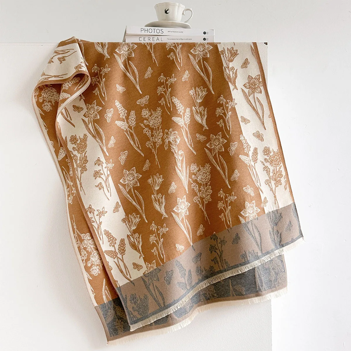 Cashmere Scarf - 2026年、女性向け、秋・冬にぴったりの、暖かく厚手の、カーメル色の花柄プリントのショール。フェイクカシミヤ素材で、パシュミナ風のロングタッセル付きストール。心地よい贈り物に。