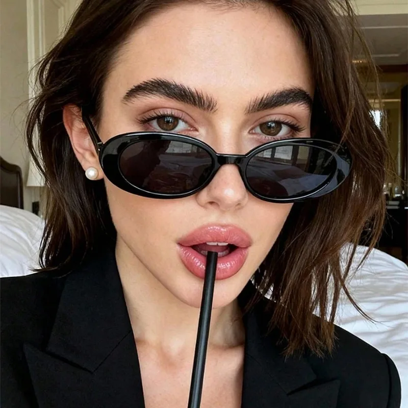 Designer Sunglasses - ヴィンテージ風の楕円形サングラス。高級ブランドのデザイナーによる、小ぶりな楕円形のレトロなデザイン。黒と赤の組み合わせ。UV400カット。女性用。
