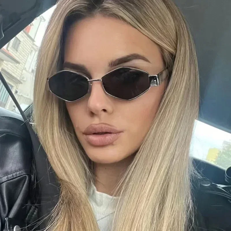 ファッション性の高い多角形デザインのレディースサングラス。ヴ - Designer Sunglasses のレビューと価格