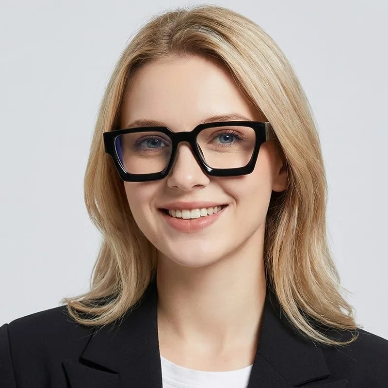 クラシックなスクエアフレームのサングラス。高級ブランドのデザ - Designer Sunglasses のレビューと価格