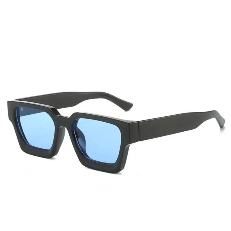 クラシックなスクエアフレームのサングラス。高級ブランドのデザ - Designer Sunglasses のレビューと価格